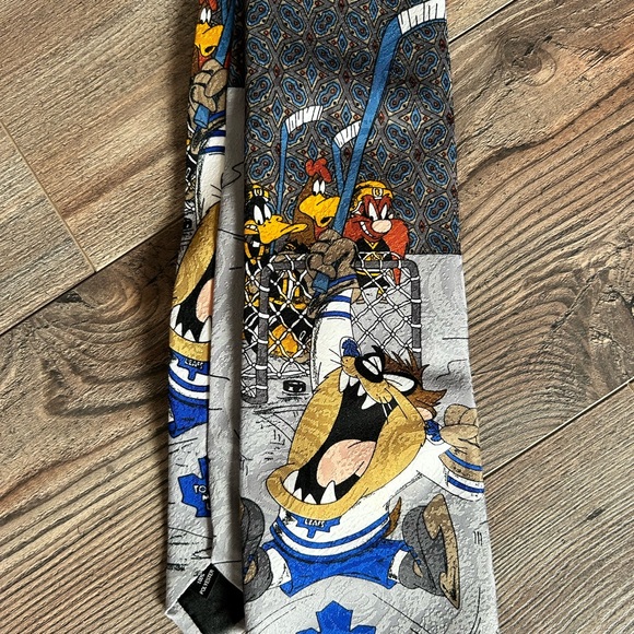 LOONEY TUNES Toronto Maple Leafs Tie - Picture 4 of 4